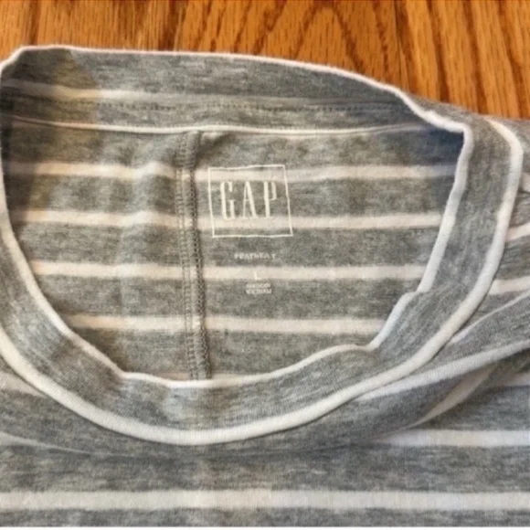 Like New GAP Feather Long Sleeve Striped Tee- Gray and White, Size Large - Picture 4 of 8